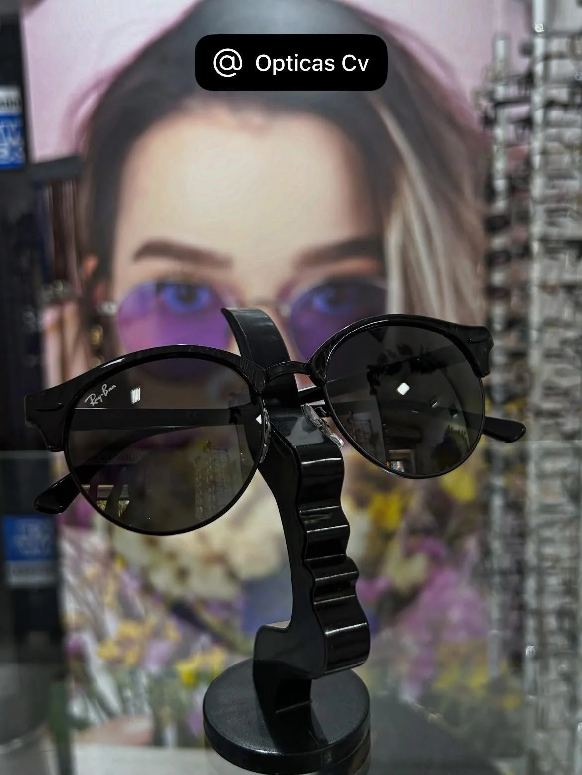 Lentes de sol negros sobre un exhibidor