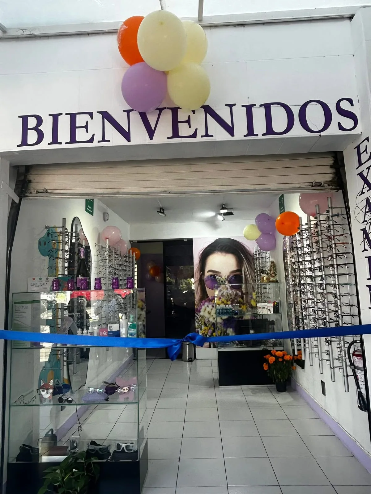 Entrada de la óptica decorada con globos