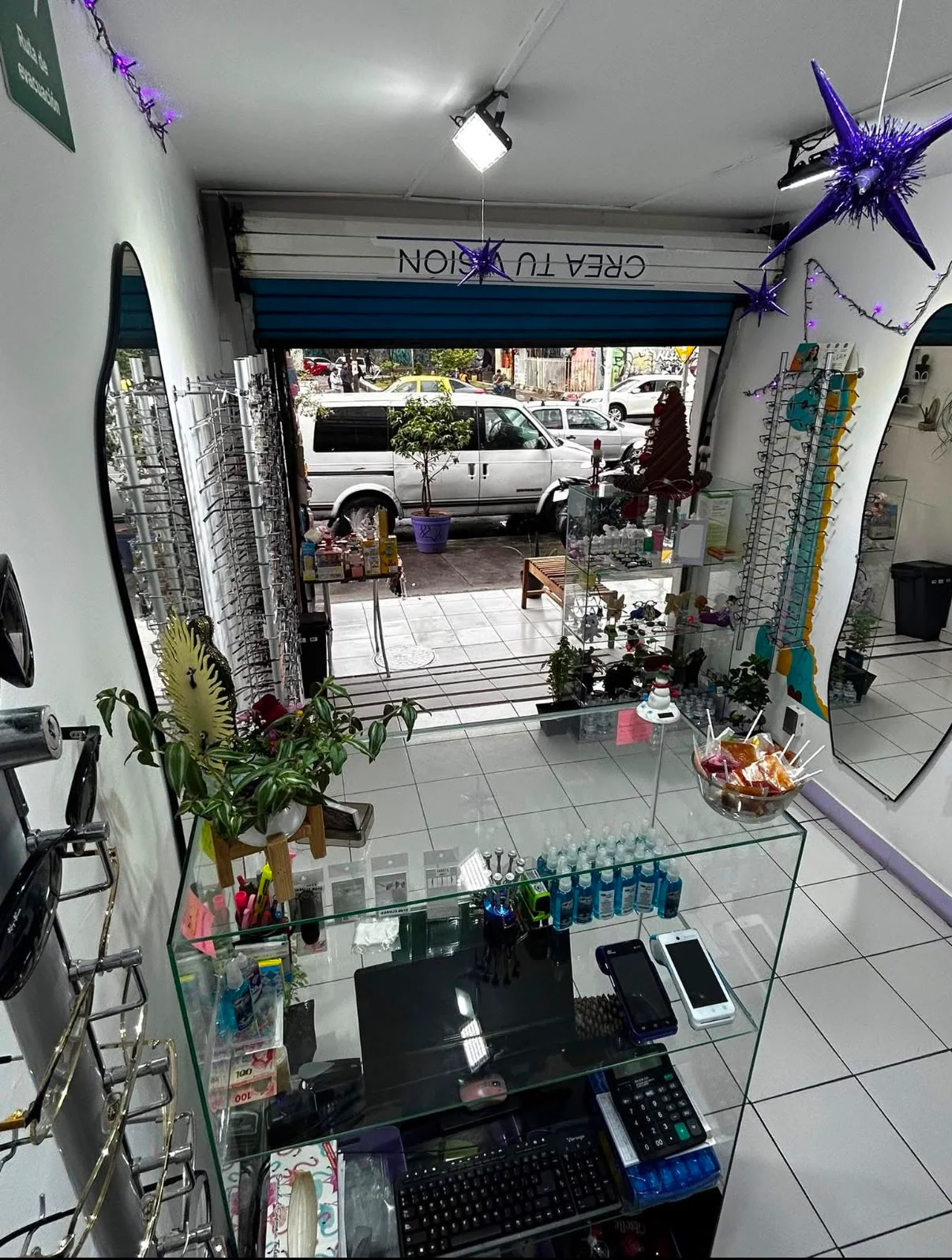 Interior de Ópticas CV con exhibidores y mostrador